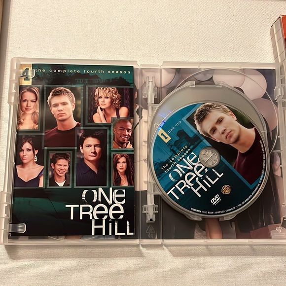 SEASON 1&4 - ONE TREE HILL - Picture 3 of 5